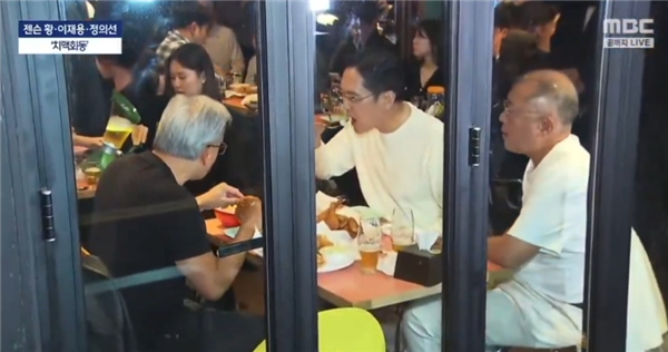 時隔15年訪韓 黃仁勛與三星李在镕、現代汽車鄭義宣吃炸雞、喝交杯酒