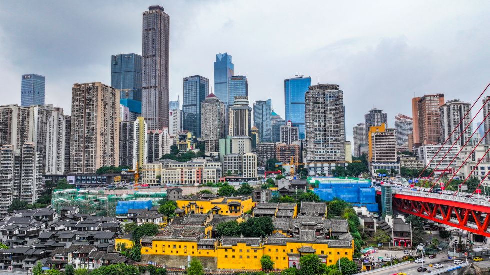 這是2025年10月3日拍攝的重慶湖廣會館及其周邊城市風光（無人機照片）。 新華社記者 王全超 攝