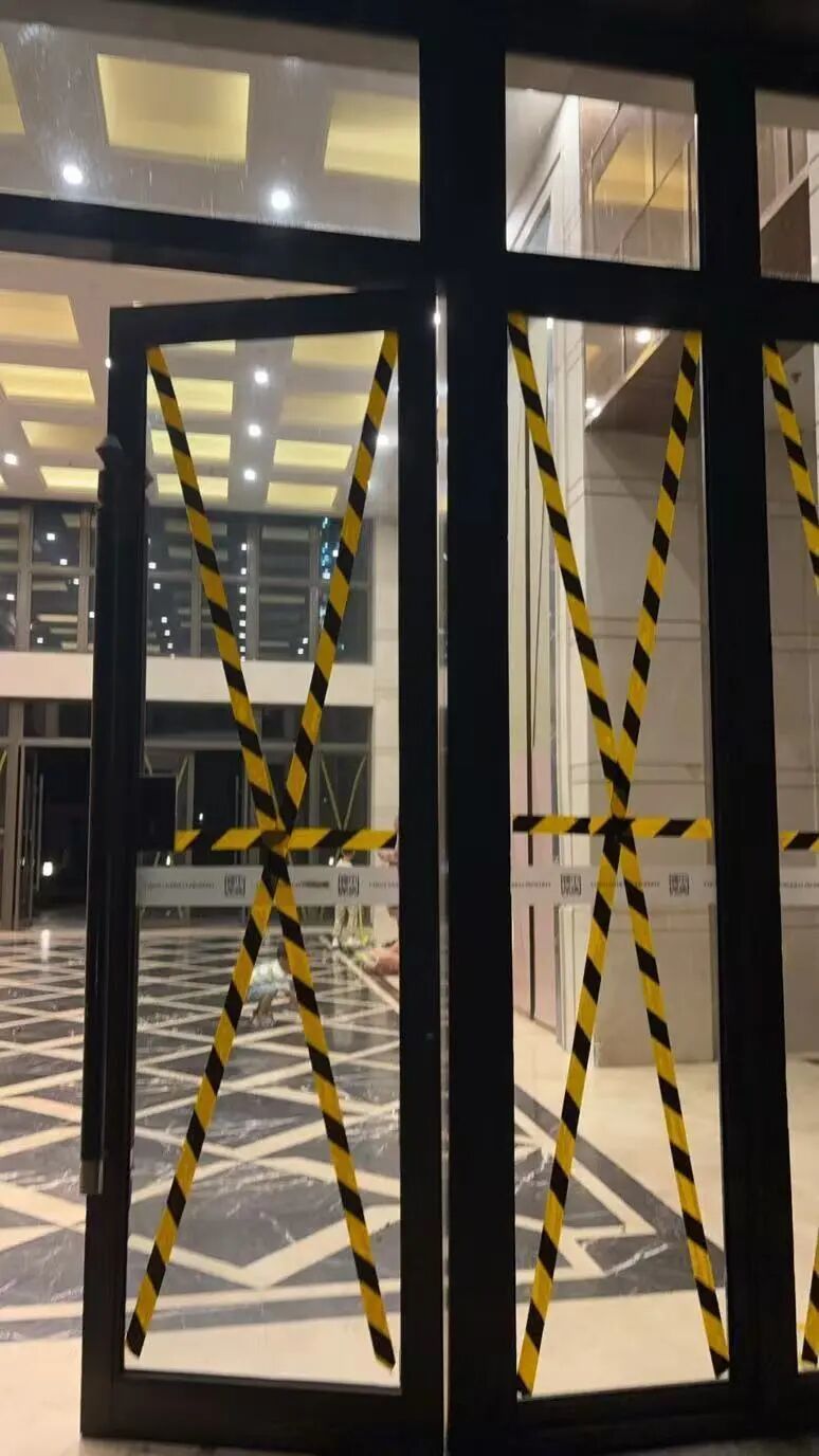 陳向前所居住的小區，物業提前給大堂玻璃貼上了“米字膠帶”。