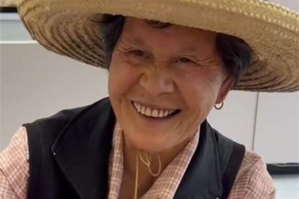 諸暨網(wǎng)紅麻糍奶奶遇車禍去世：兒子已為她辦理死亡證明