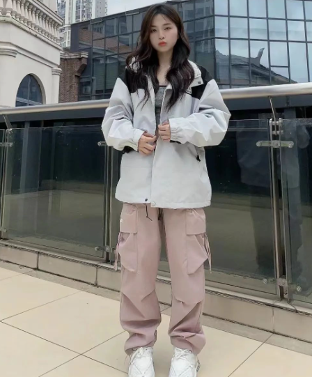 歐陽娜娜沖鋒衣配這3條褲子時髦顯瘦(沖鋒衣秋冬配啥褲子好看2025)