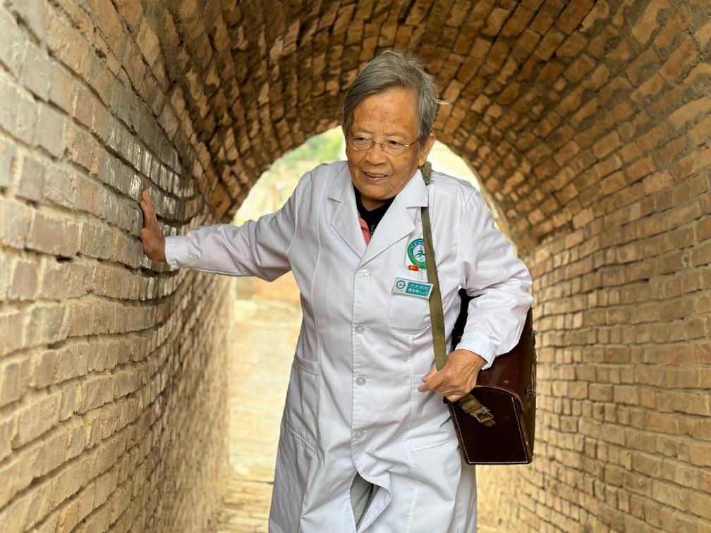 路生梅行走在佳縣縣城（2024年9月10日攝）。新華社記者 藺娟 攝