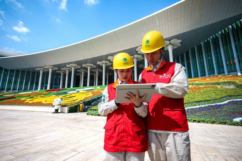 國(guó)網(wǎng)上海青浦供電公司客戶經(jīng)理在國(guó)家會(huì)展中心南廣場(chǎng)檢查用電設(shè)備運(yùn)行情況。