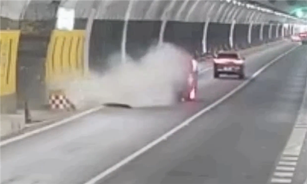 隧道內轎車突然上墻四輪朝天 司機：當時正牽著老婆的手