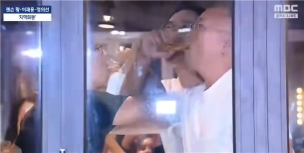 時隔15年訪韓 黃仁勛與三星李在镕、現代汽車鄭義宣吃炸雞、喝交杯酒