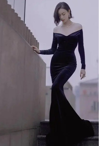 楊冪最新魚尾裙好漂亮的身材(魚尾裙怎么穿才是括號臀呢)