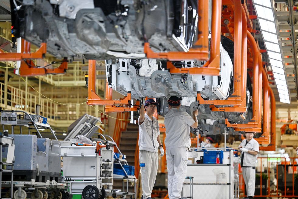 2025年7月7日，工作人員在天津經濟技術開發區一汽-大眾華北基地總裝車間裝配車輛。新華社記者 趙子碩 攝