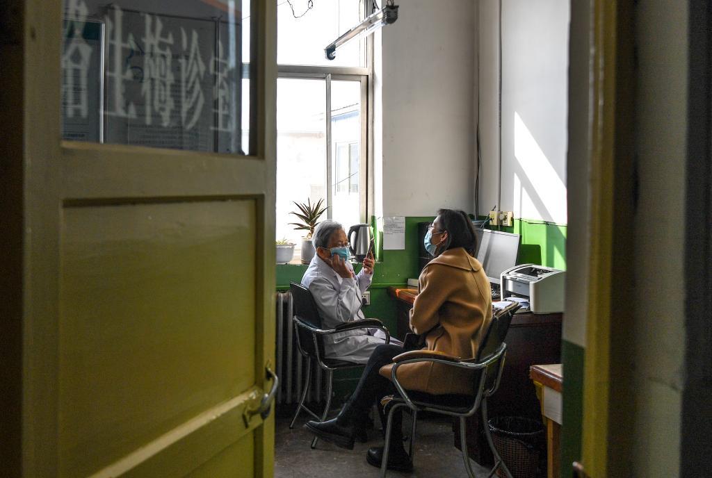 路生梅在佳縣人民醫院坐診（2022年11月16日攝）。新華社記者 鄒競一 攝