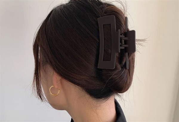 女子坐電瓶車摔倒：頭被鯊魚夾扎破