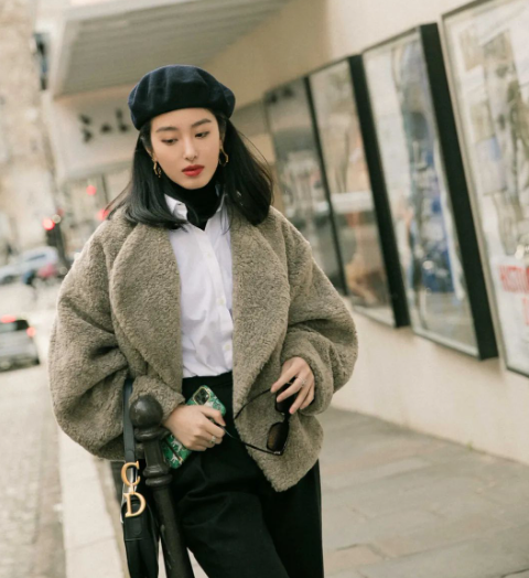 楊冪馬甲搭裙子優(yōu)雅開啟10月(馬甲配褲子高級時髦還顯瘦)