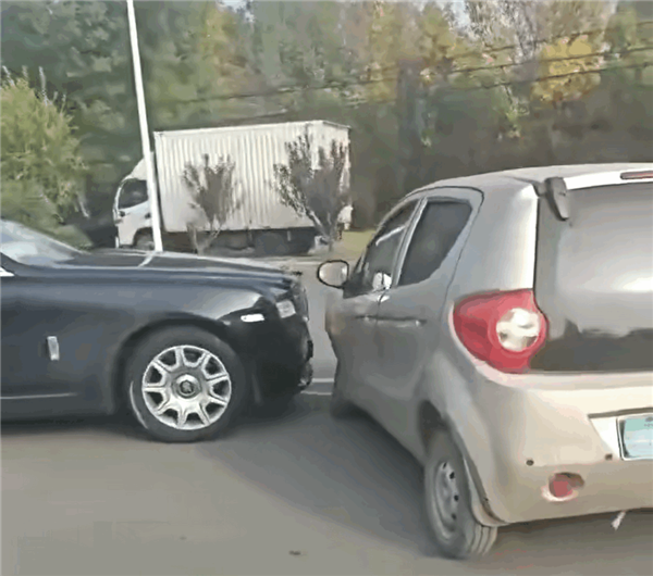 老頭樂跟勞斯萊斯撞上 網友：老頭樂沒保險該怎么賠