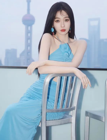 虞書欣穿藍(lán)裙子清新時尚(秋季穿藍(lán)裙子配什么外套好看2025)