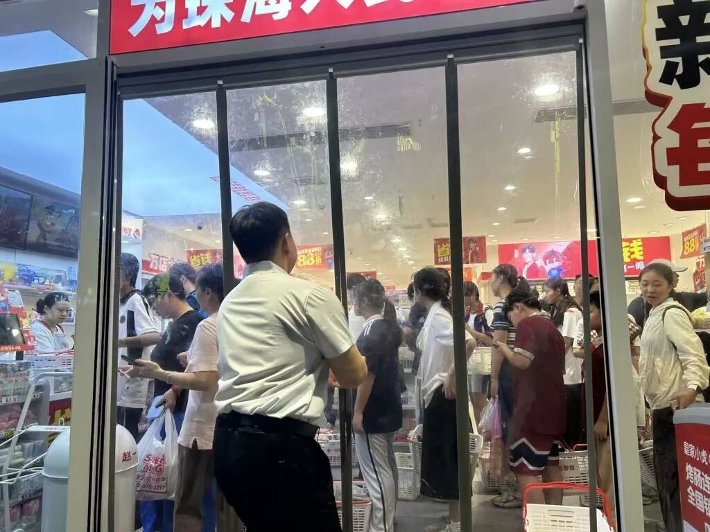 9月22日下班后,張青去采購(gòu),發(fā)現(xiàn)很多人在搶購(gòu)囤物資。