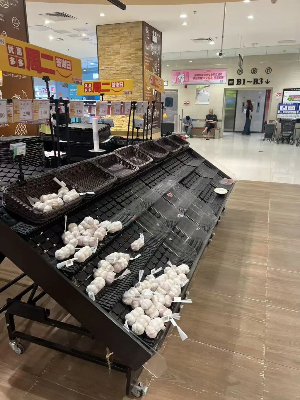 9月22日下班后,張青(化名)去超市采購(gòu),發(fā)現(xiàn)貨架上物品已所剩無幾。本文圖片均為 受訪者 供圖