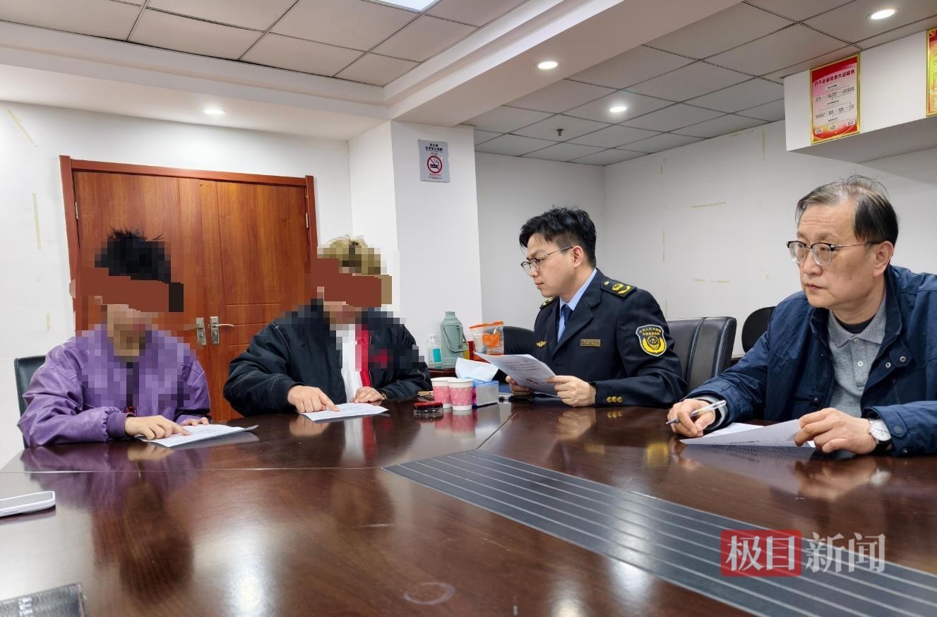 涉事雙方（左一、左二）達成調解協議