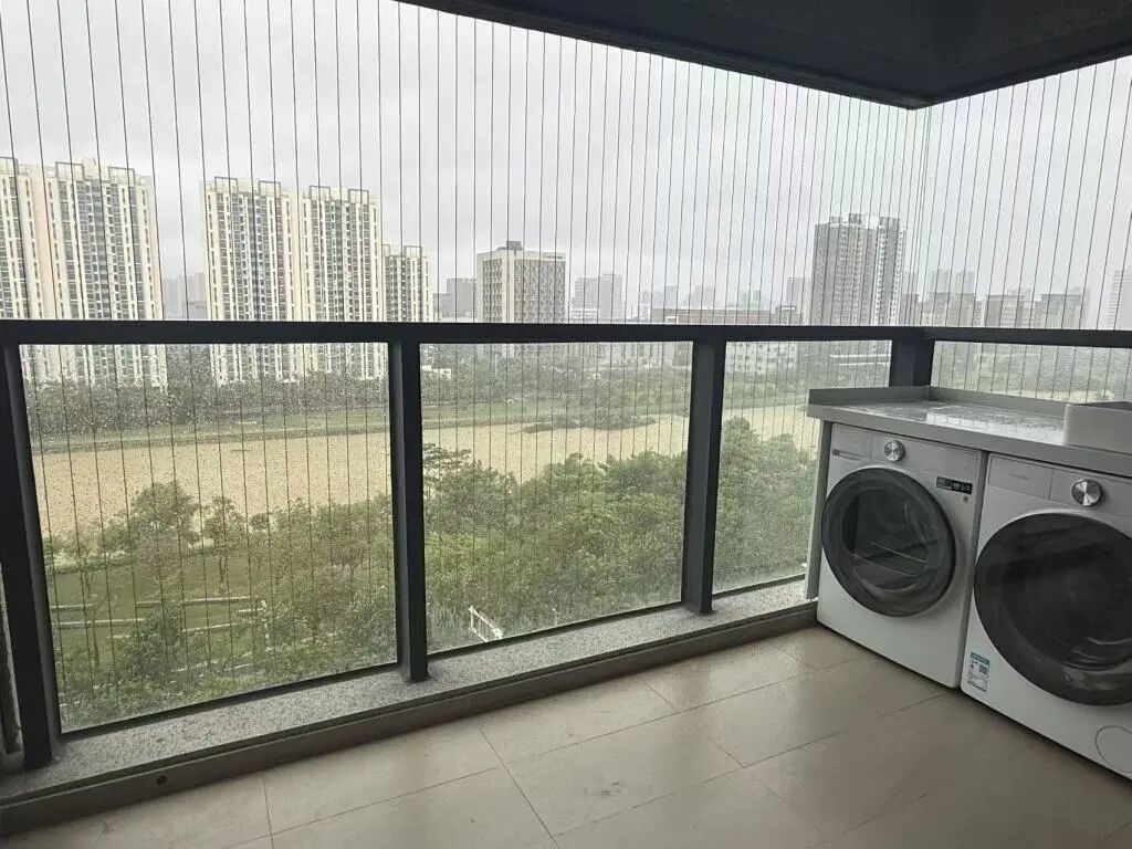 臺(tái)風(fēng)來臨前,張青把陽(yáng)臺(tái)上的綠植搬回了室內(nèi),陽(yáng)臺(tái)上只剩下洗衣機(jī)。