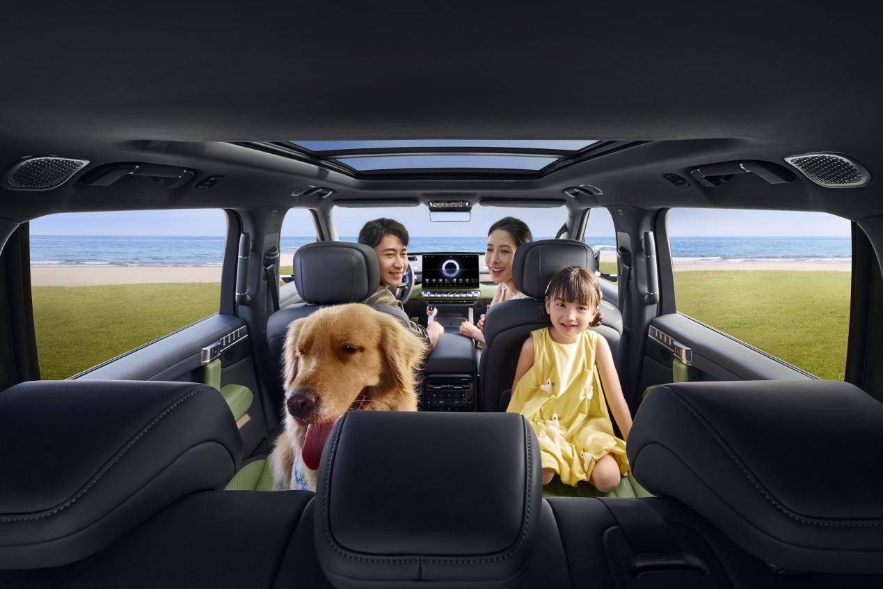 鴻蒙座艙+四音區