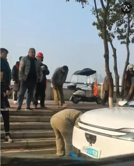 株洲一無人駕駛汽車撞倒路人 當?shù)兀航痪途茸o車已到現(xiàn)場處理