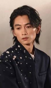 陳曉暴瘦至臉頰凹陷引熱議 身高178cm體重約100斤