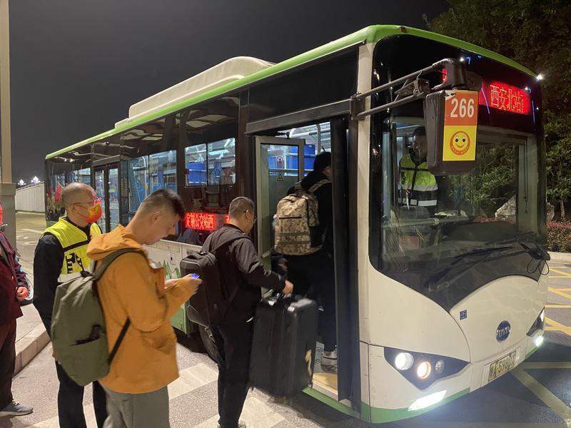 “守夜公交”的燈光 亮到最后一位旅客離開