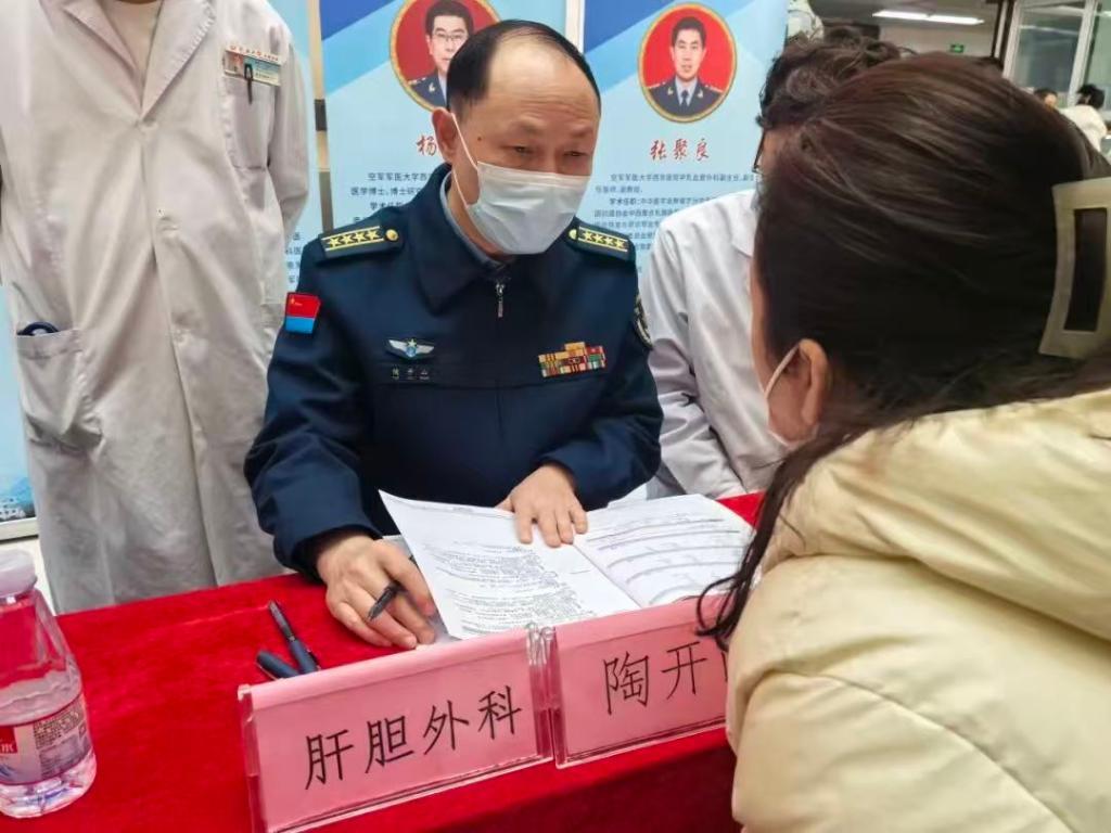 西京醫(yī)院專家團隊在延安大學附屬醫(yī)院開展惠民義診。